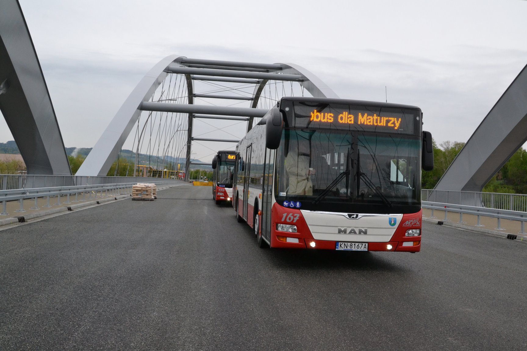Trzy pierwsze autobusy MPK przejechały dziś przez nowy most heleński.