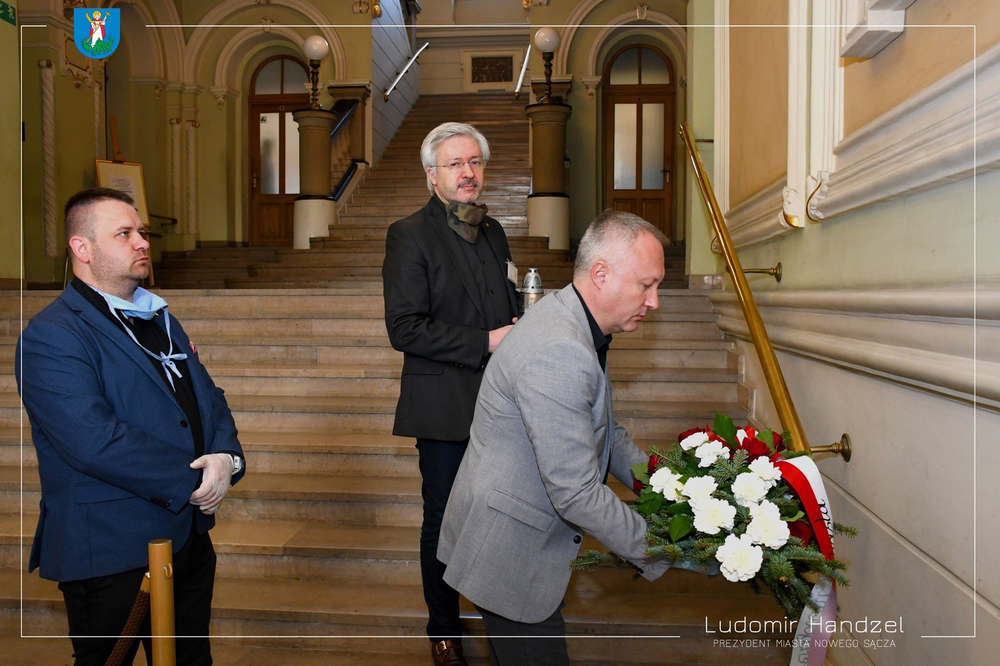 10 Rocznica Katastrofy Smoleńskiej – kwiaty pod tablicami Prezydentów