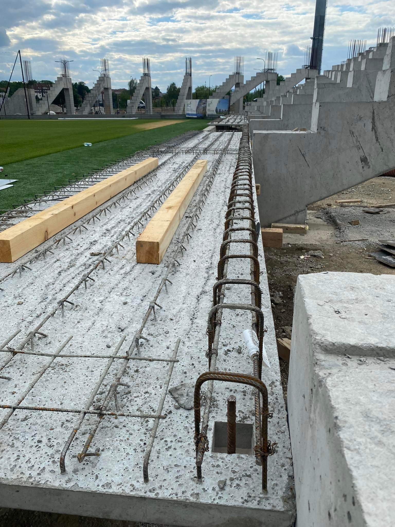 W dniu dzisiejszym wykonawca stadionu rozpoczął montaż płyt filigranowych stanowiących konstrukcję trybun pod siedzenia.